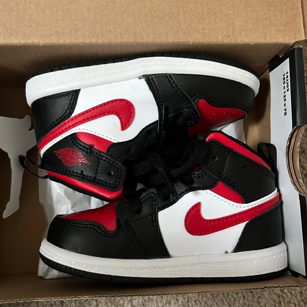 Jordan 1 mid sneakers